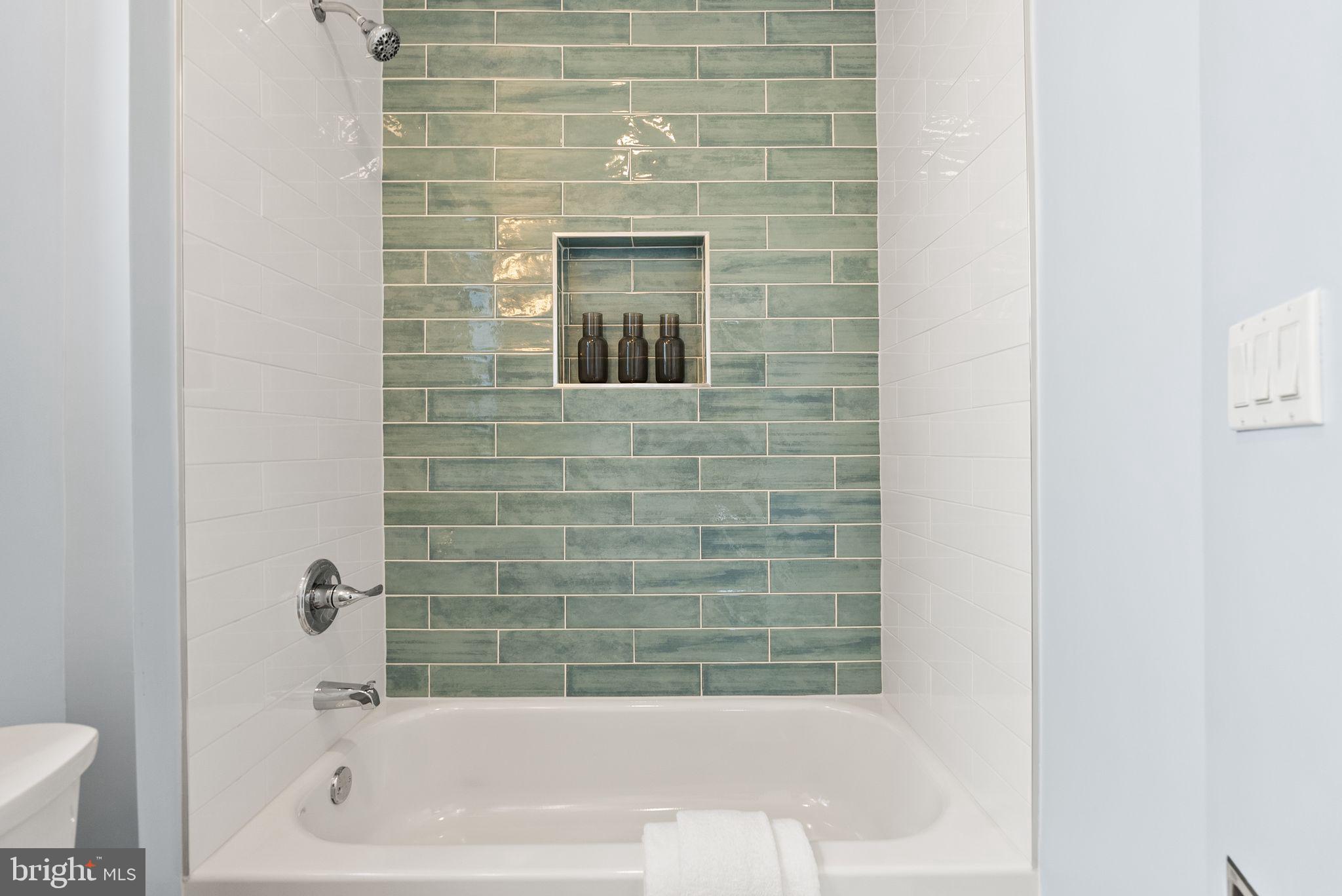 633 12th Street Northeast Washington, DC 20002 - Photo 28 of 44 a bathroom with a bathtub