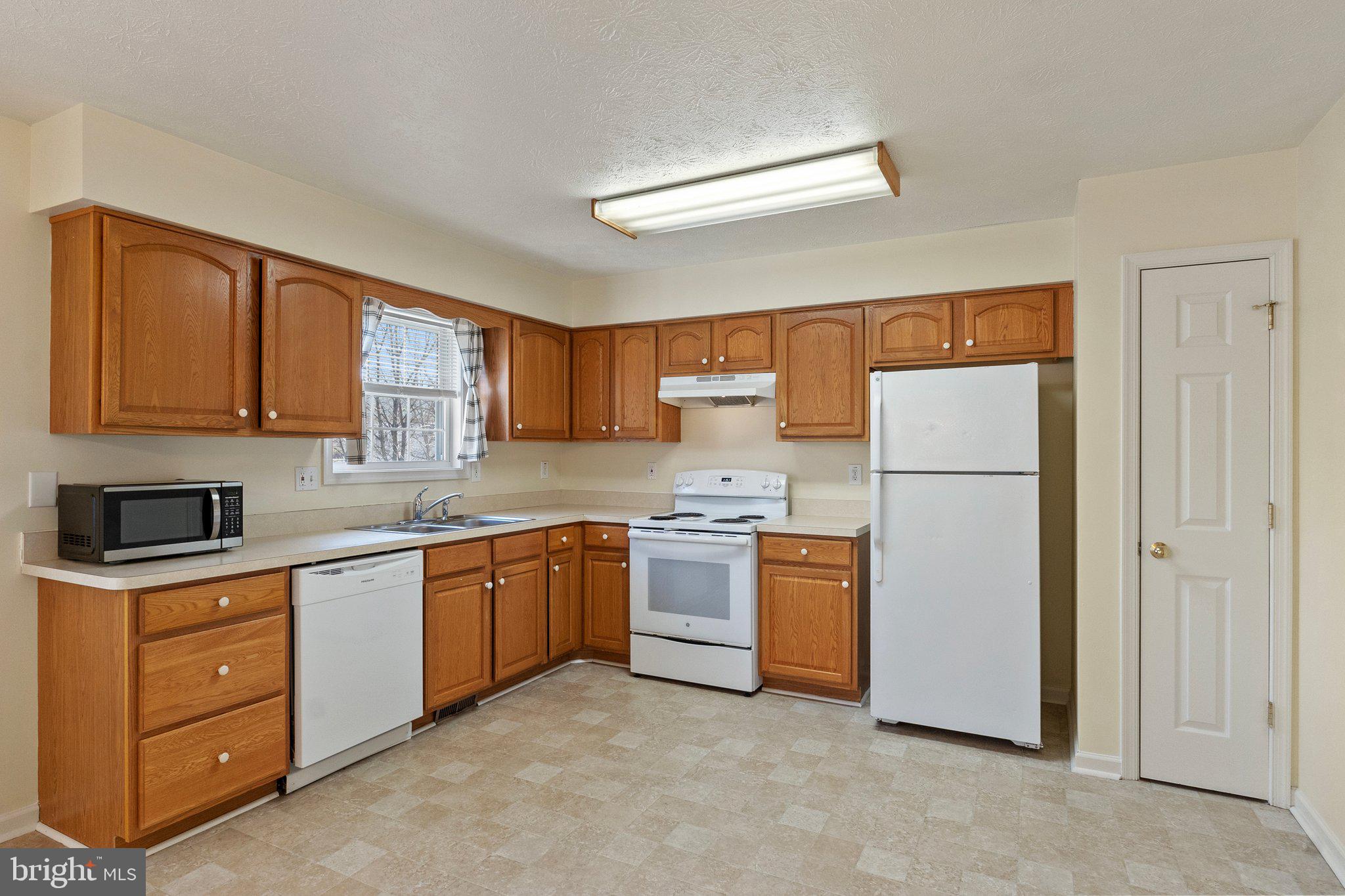 209 Ridgefield Avenue Stephens City, VA 22655 - Photo 6 of 31 Kitchen