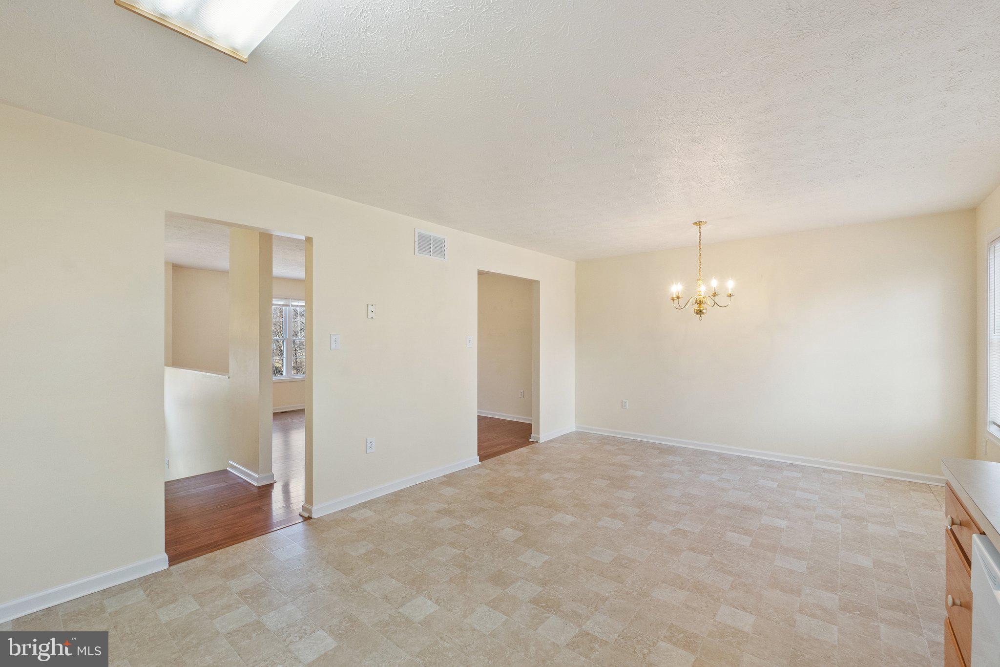 209 Ridgefield Avenue Stephens City, VA 22655 - Photo 8 of 31 Eat-in area of the kitchen