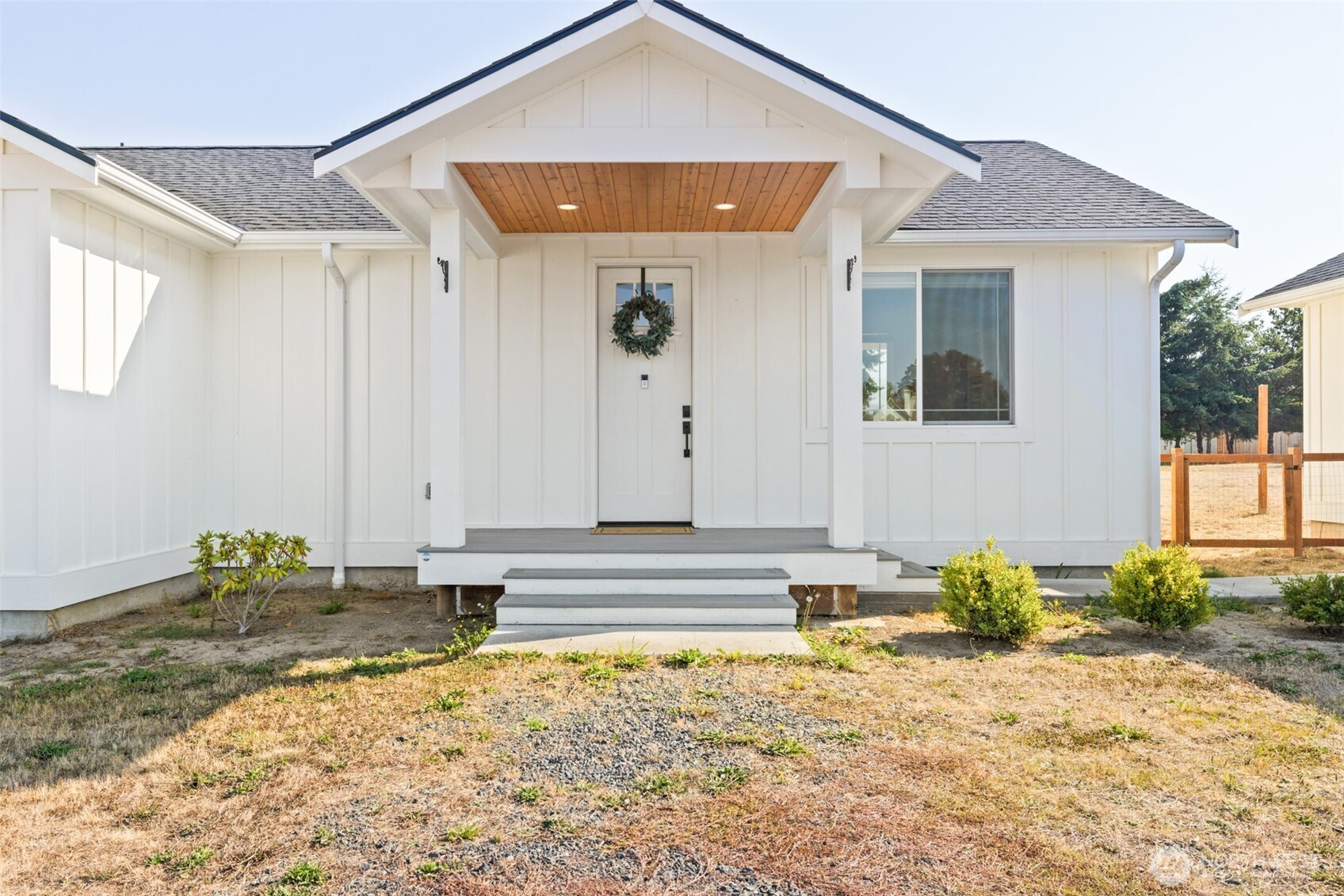a view of a house with a backyard