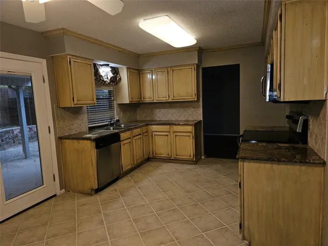 $2,400 | 1807 Chittam Drive, Euless, TX 76039