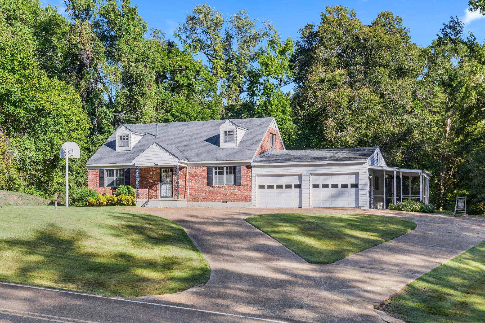 a view of house with a big yard