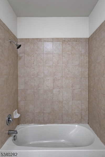 41 Park Drive, Unit 41 Clinton, NJ 08809 - Photo 27 of 38 a bathroom with a bathtub