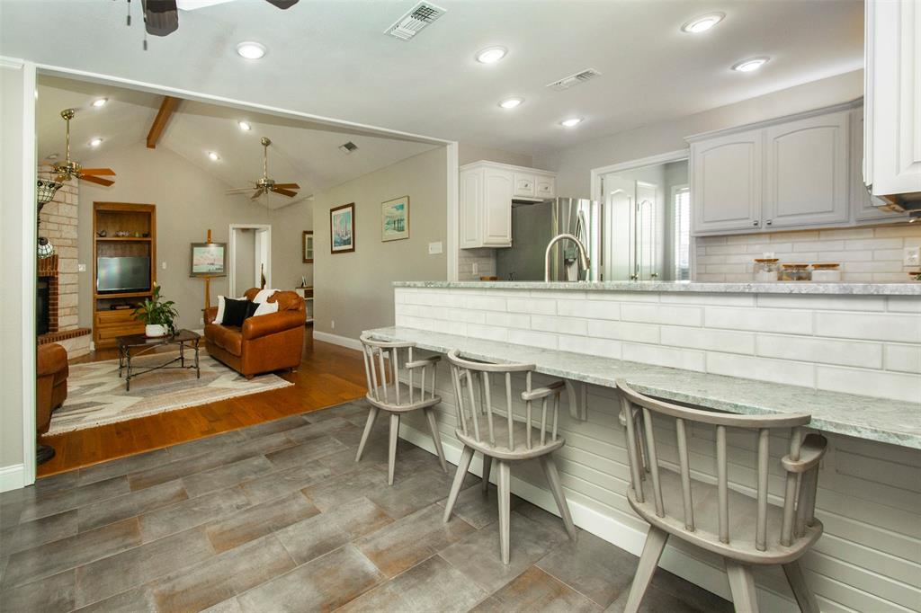 100 Durning Road Van Alstyne, TX 75495 - Photo 14 of 28 Eat-in kitchen breakfast bar