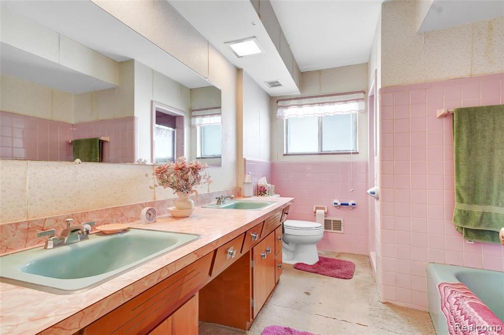 48707 Eight Mile Road Northville, MI 48167 - Photo 16 of 54