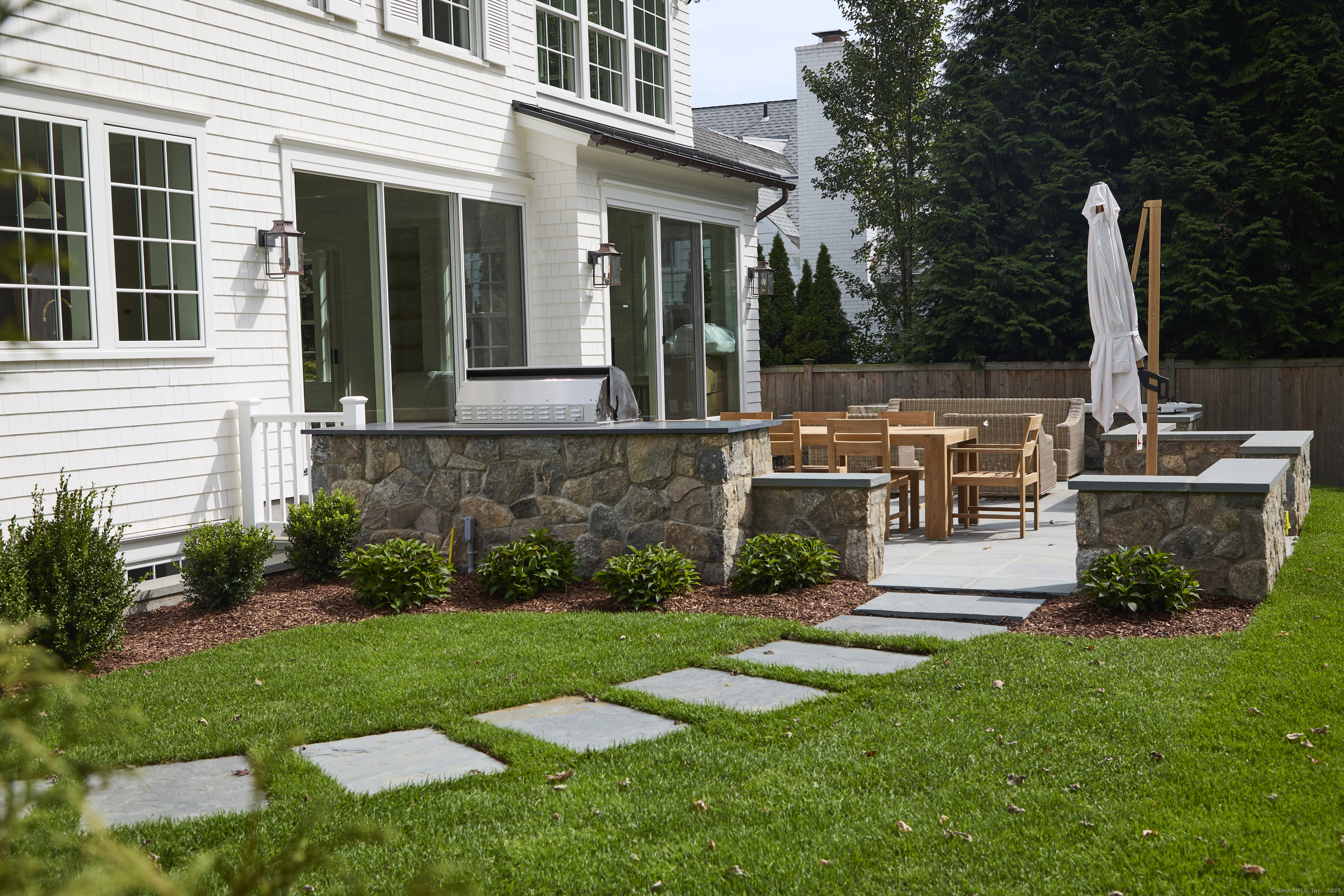 5 Franklin Avenue Westport, CT 06880 - Photo 7 of 16 a view of a house with backyard and a garden