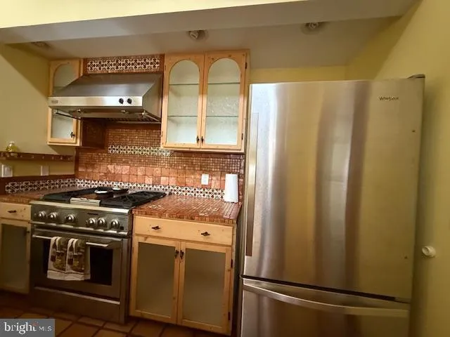 a kitchen with a stove and a refrigerator