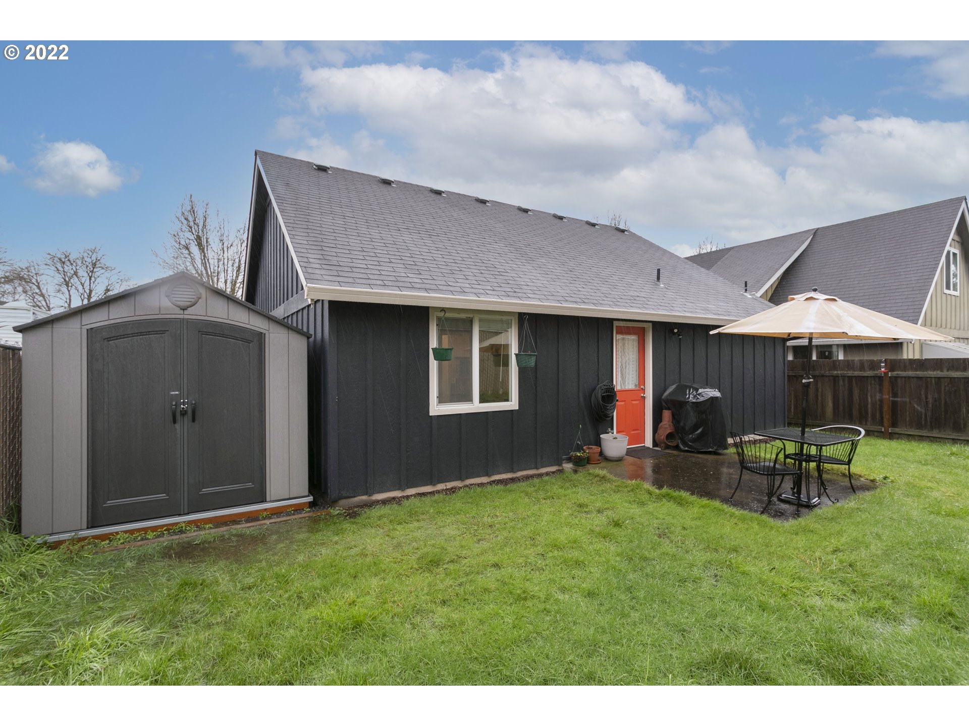 601 West 1st Street, Unit 18 Newberg, OR 97132 - Photo 20 of 21 a backyard of a house with table and chairs