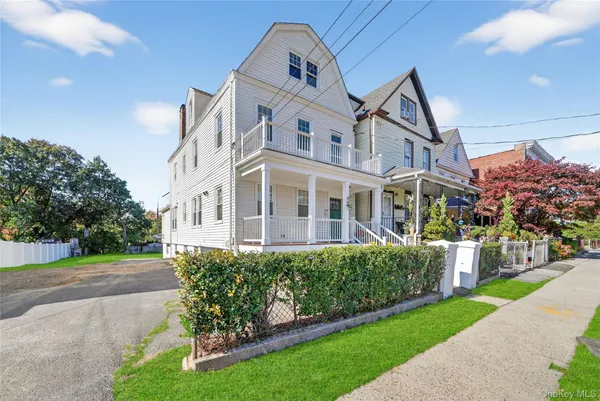 $3,200 | 44 Madeleine Avenue, Unit 1, New Rochelle, NY 10801