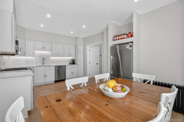 $3,200 | 44 Madeleine Avenue, Unit 1, New Rochelle, NY 10801