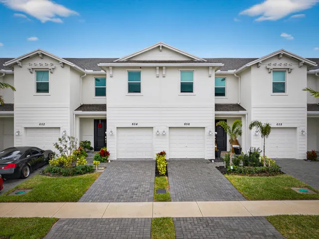 $349,990 | 656 Southeast Lake Falls St Port, Port St. Lucie, FL 34984