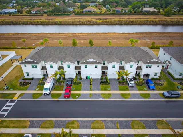 $349,990 | 656 Southeast Lake Falls St Port, Port St. Lucie, FL 34984