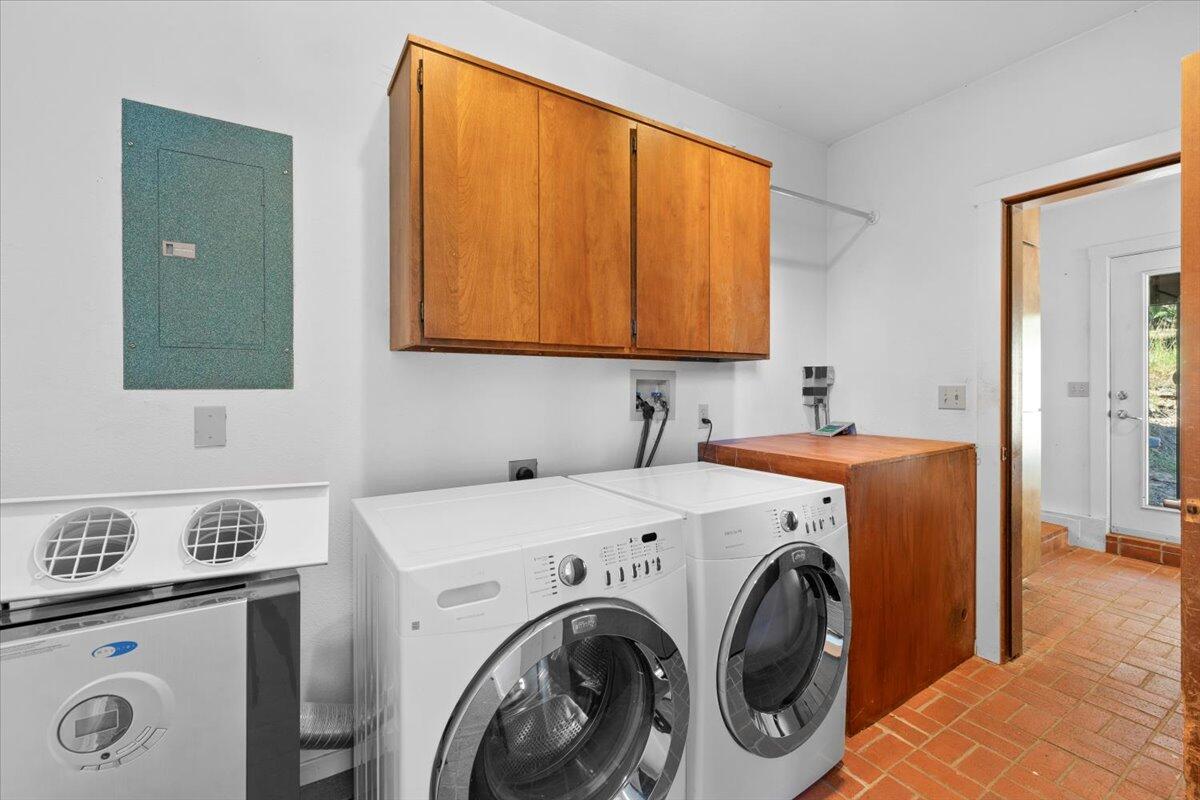 7670 Hyatt Prairie Road Ashland, OR 97520 - Photo 29 of 49 Main level: laundry room off kitchen with tiled floor