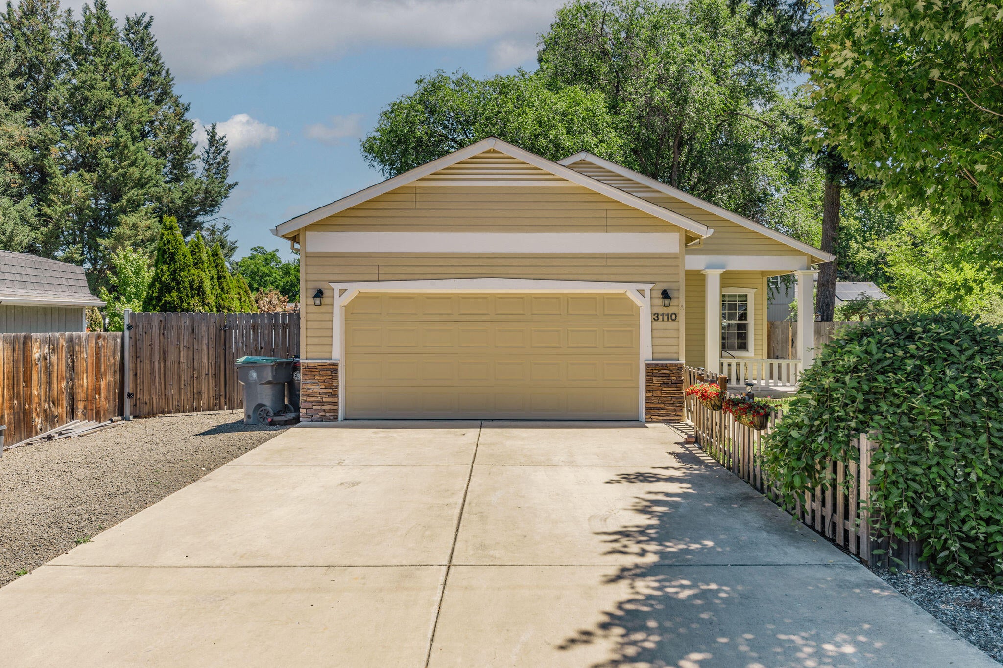 3110 Bursell Road Central Point, OR 97502 - Photo 1 of 32 Front of house