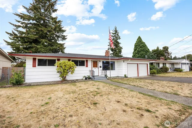 a view of a house with a backyard