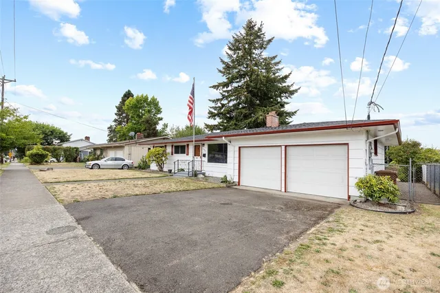 a view of a house with a yard and garage