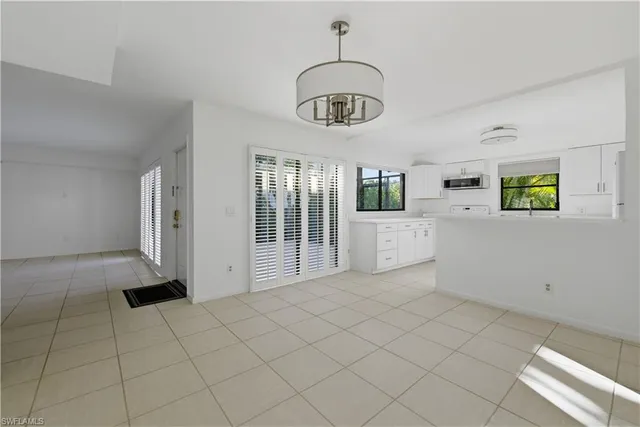 $3,250 | 514 11th Avenue South, Unit 3, Naples, FL 34102