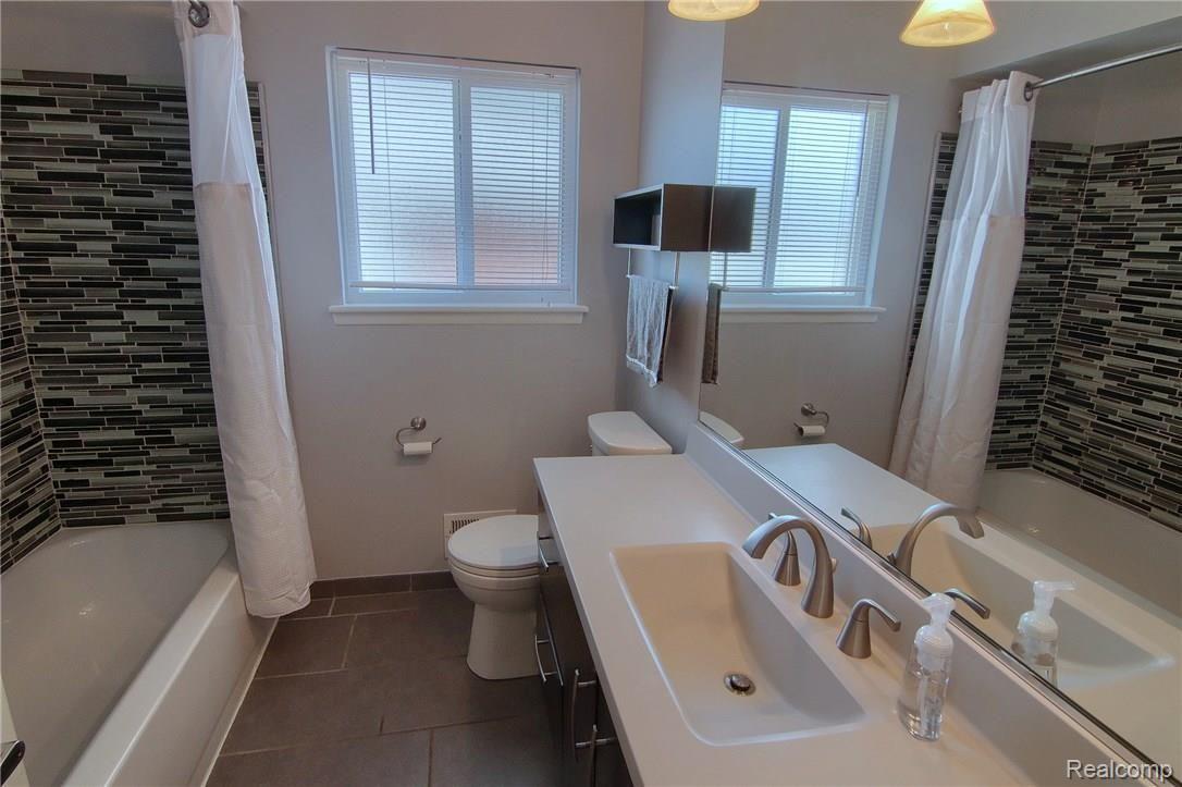 4764 Hillcrest Road Trenton, MI 48183 - Photo 27 of 31 Bathroom.jpg