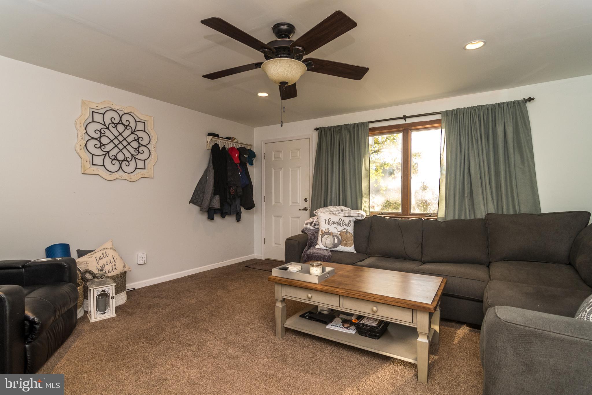 835 Andover Road Lansdale, PA 19446 - Photo 3 of 26 Living rooom
