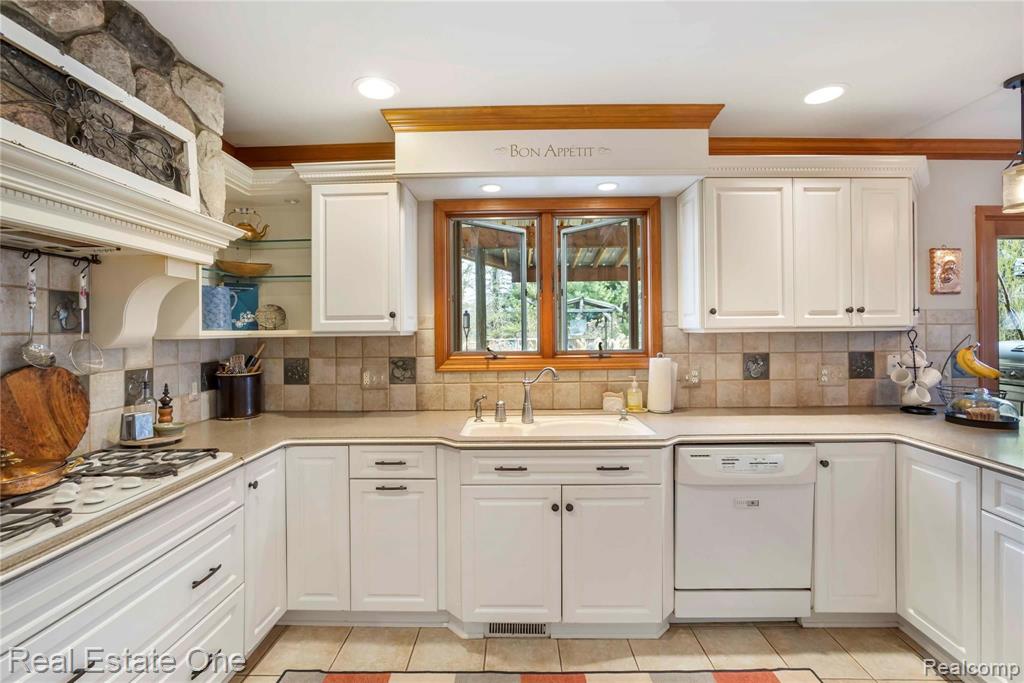 1459 North Rochester Road Rochester, MI 48307 - Photo 13 of 56