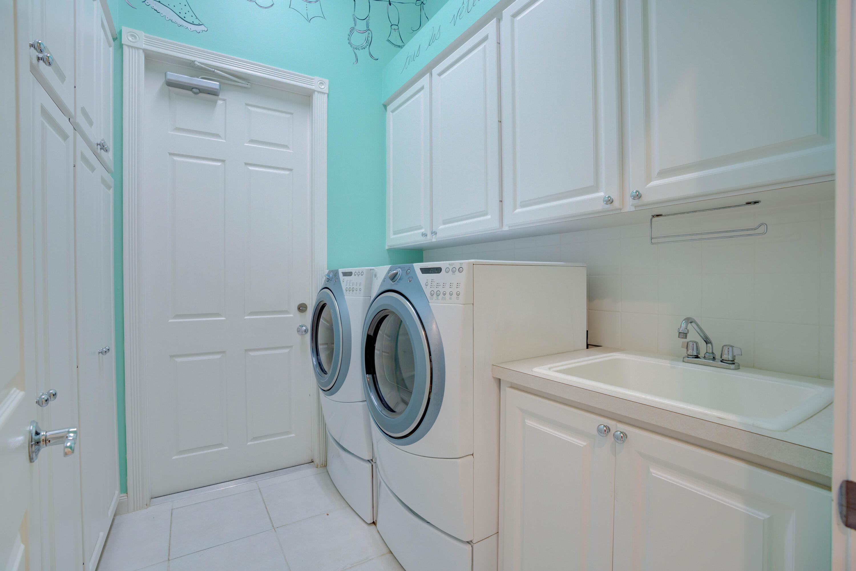 256 San Remo Drive Jupiter, FL 33458 - Photo 18 of 46 a utility room with dryer and washer