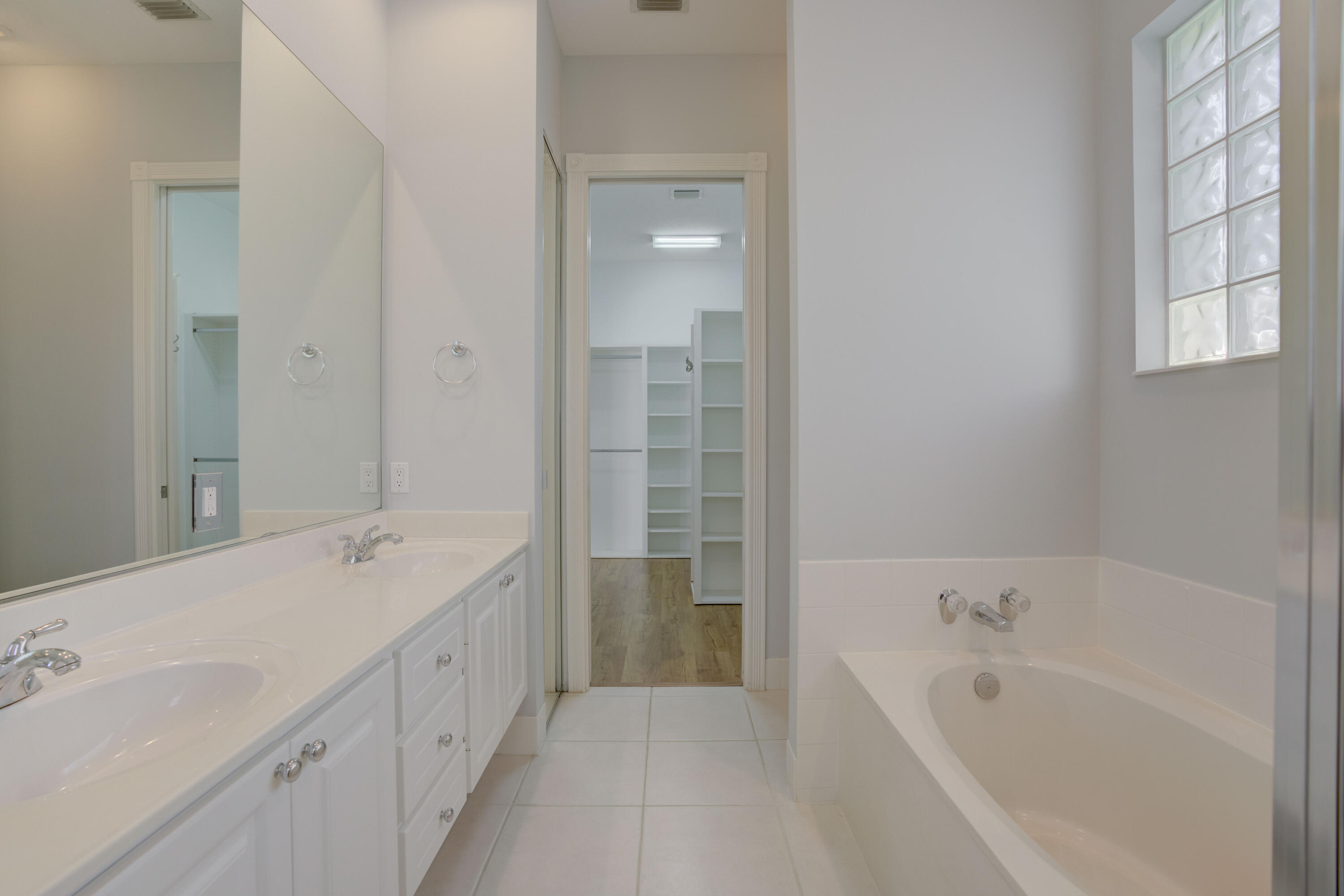 256 San Remo Drive Jupiter, FL 33458 - Photo 44 of 46 a spacious bathroom with a tub sink and mirror