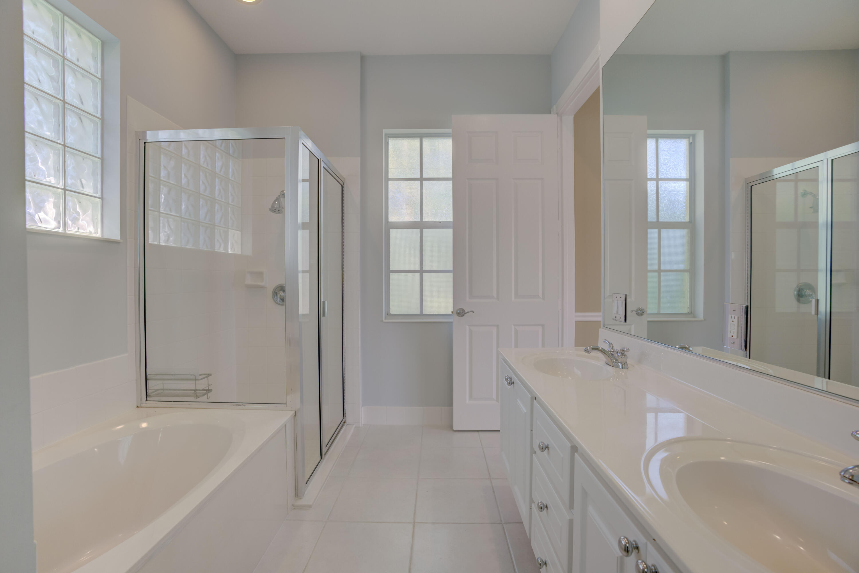 256 San Remo Drive Jupiter, FL 33458 - Photo 8 of 46 a bathroom with a tub sink and mirror