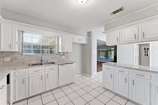 $1,975 | 18 Panorama Drive, Conroe, TX 77304