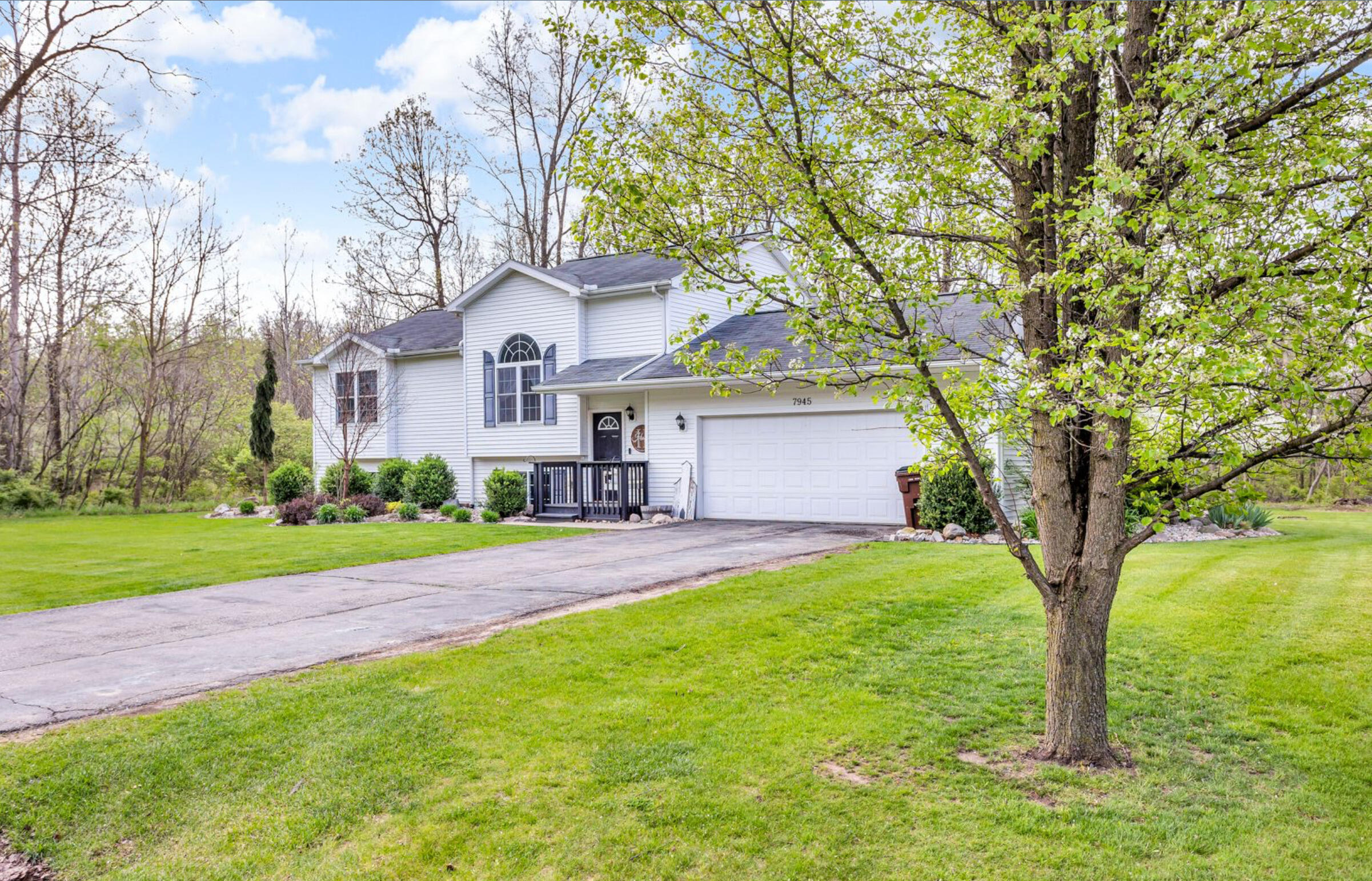 7945 Village Green Lane Parma, MI 49269 - Photo 2 of 29 04- 7945 Village Green