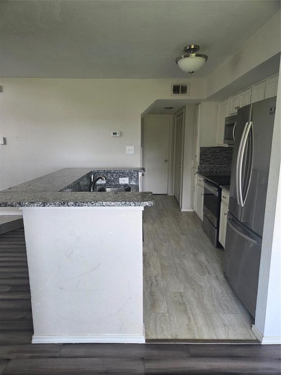 1704 Baird Farm Circle, Unit 4209 Arlington, TX 76006 - Photo 6 of 12 a utility room with washer and dryer