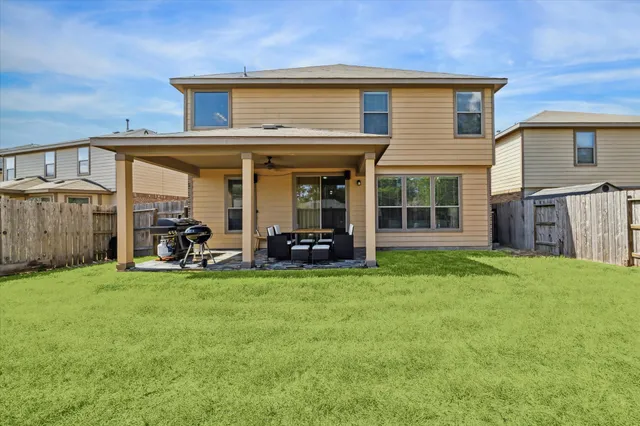 a view of a house with yard and porch