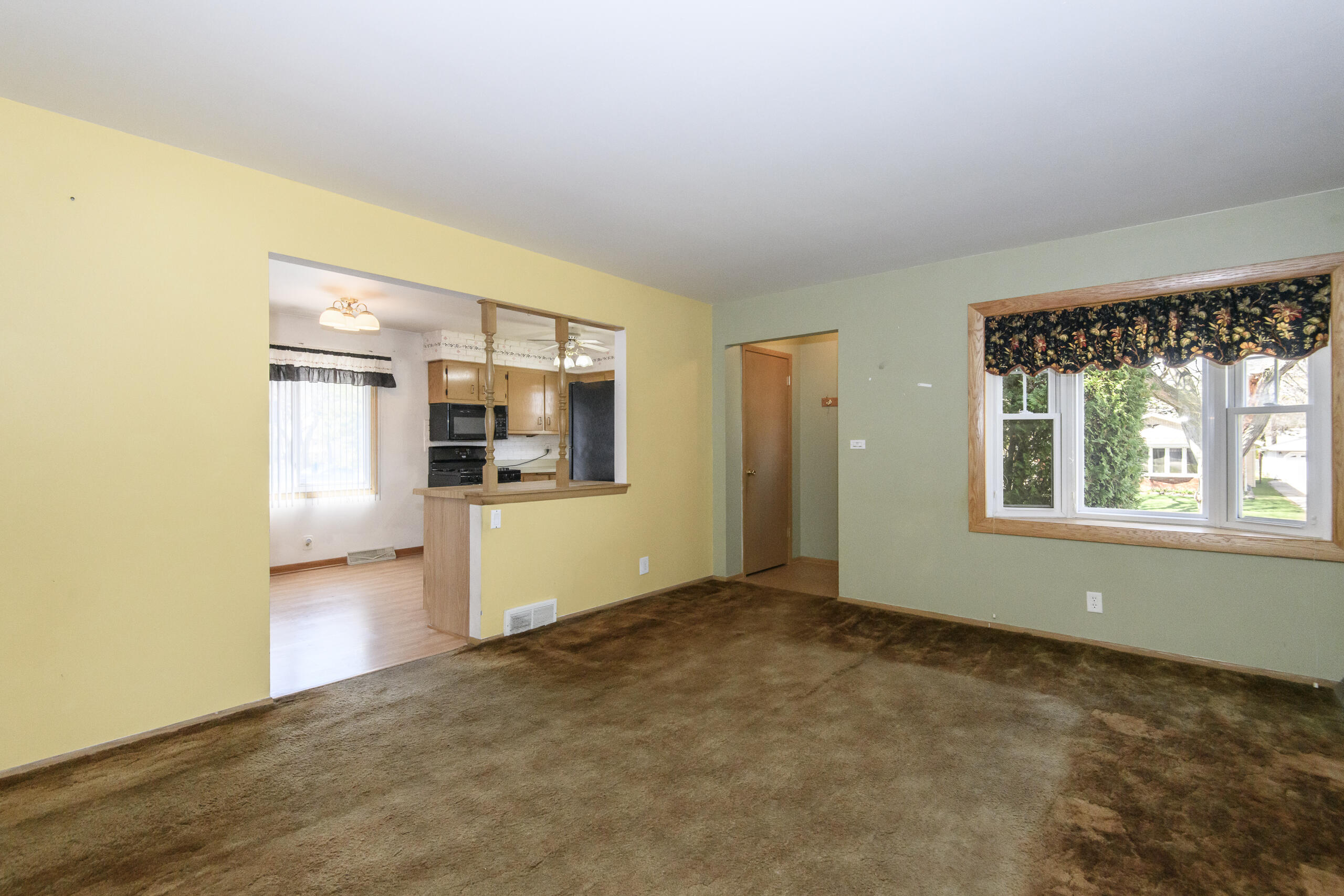 3406 South 93rd Street Milwaukee, WI 53227 - Photo 10 of 34 Living Room