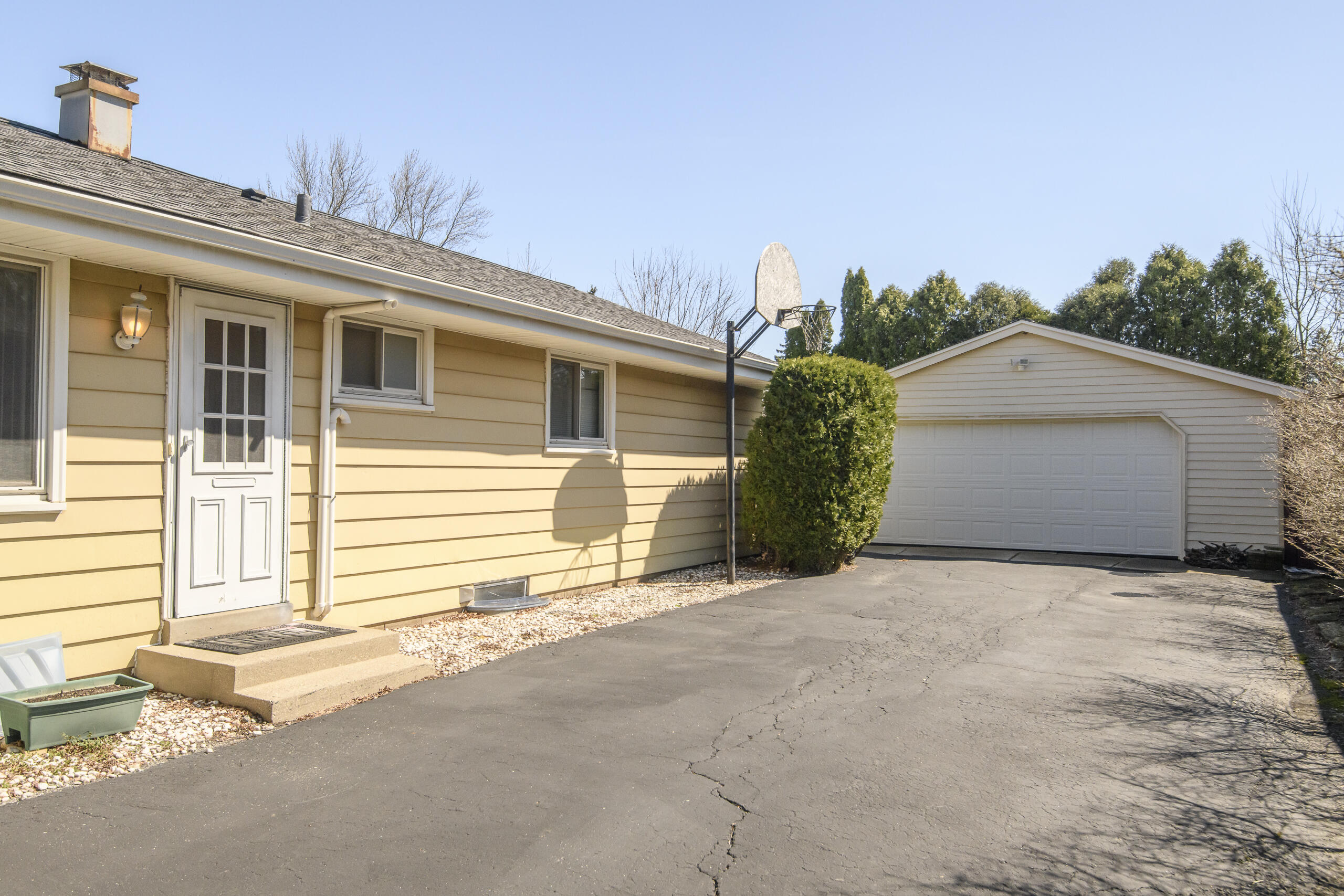 3406 South 93rd Street Milwaukee, WI 53227 - Photo 2 of 34 3406 S 93rd-2