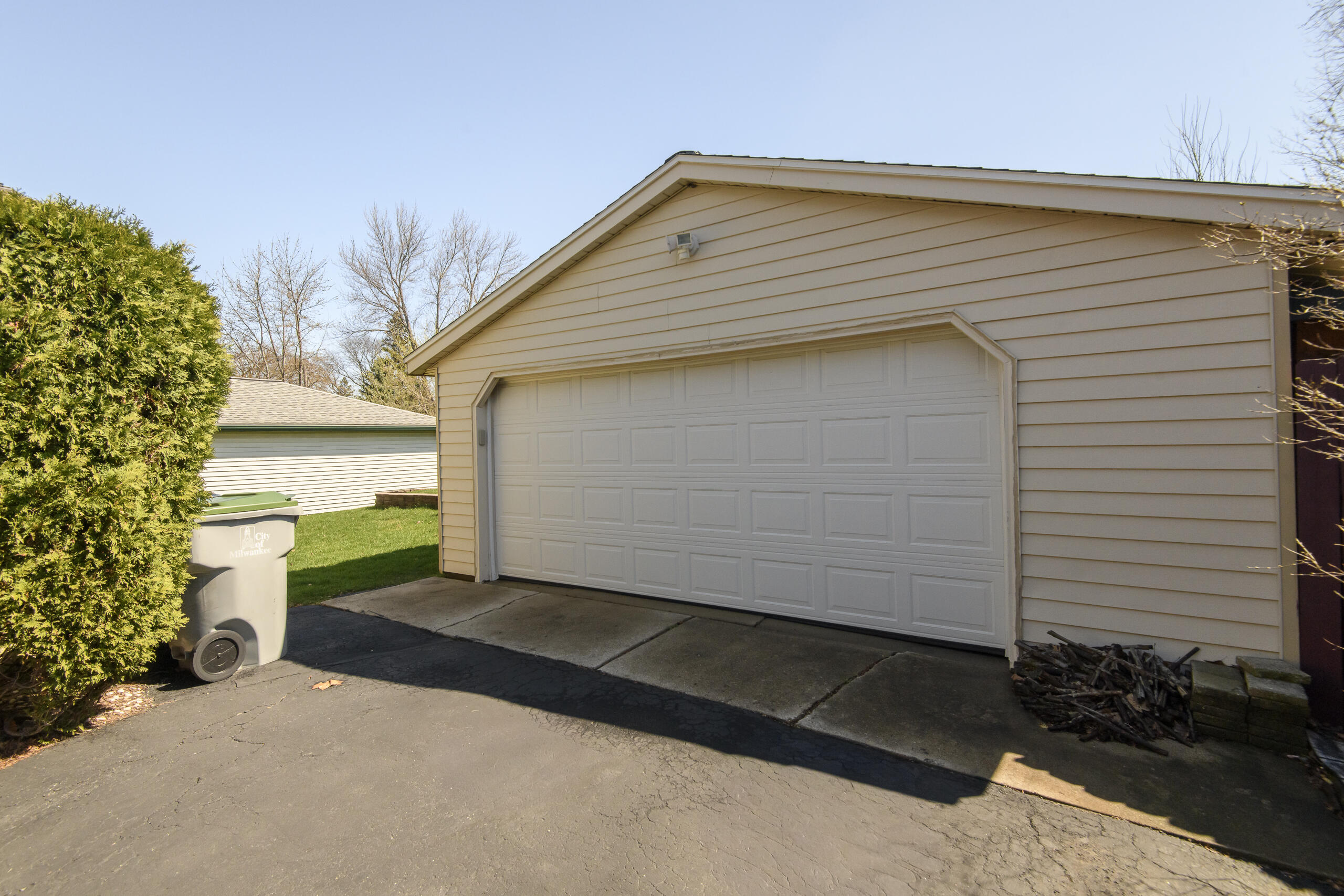 3406 South 93rd Street Milwaukee, WI 53227 - Photo 31 of 34 Garage