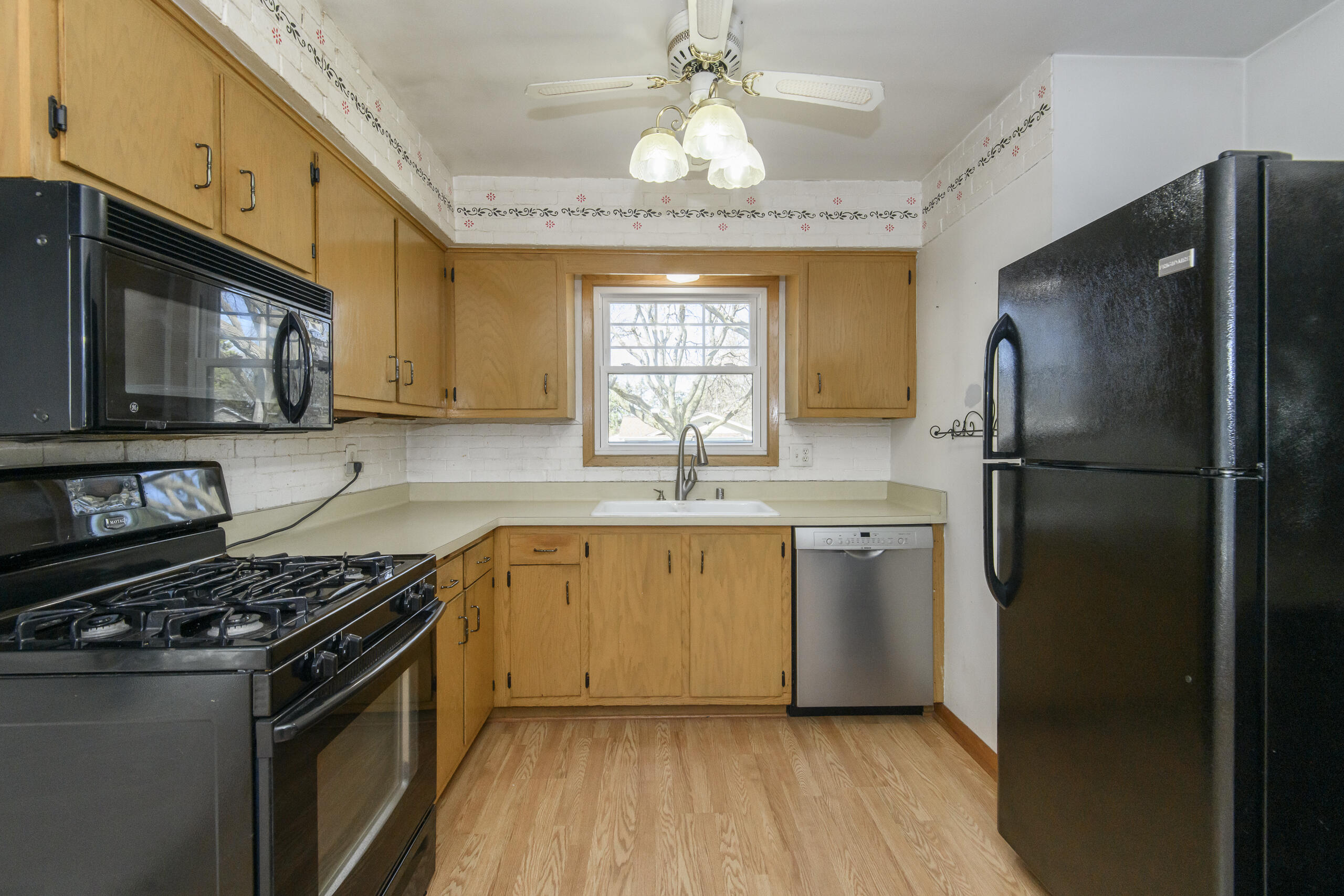 3406 South 93rd Street Milwaukee, WI 53227 - Photo 5 of 34 Kitchen