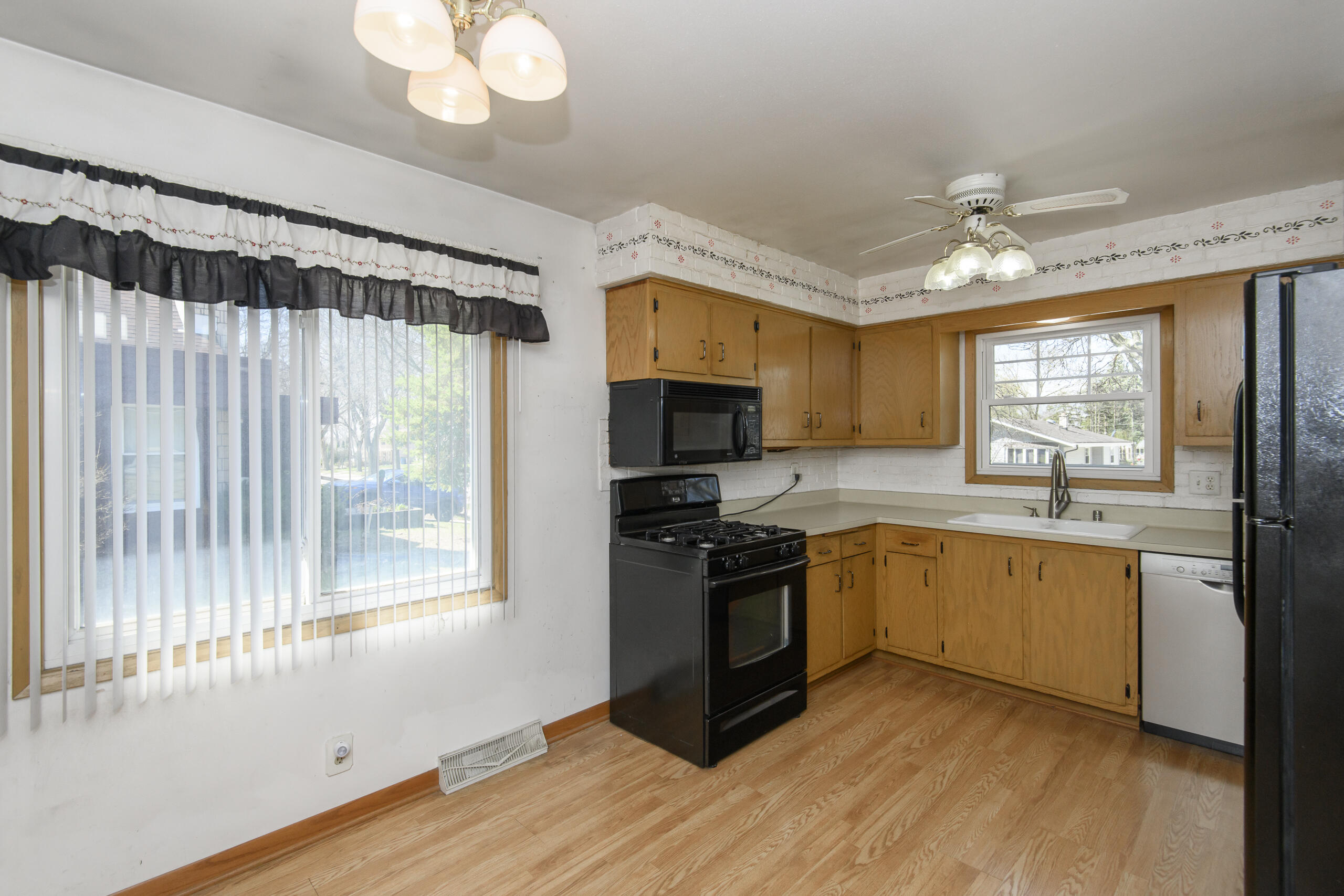 3406 South 93rd Street Milwaukee, WI 53227 - Photo 8 of 34 Kitchen