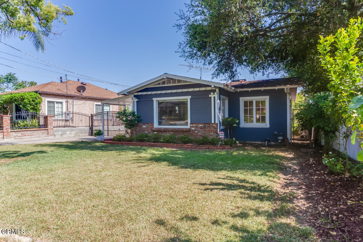 602 Atchison Street Pasadena, CA 91104 - Photo 4 of 34 a front view of a house with garden