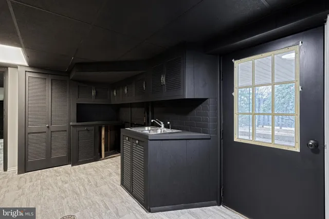 a view of a house with yard and large tree