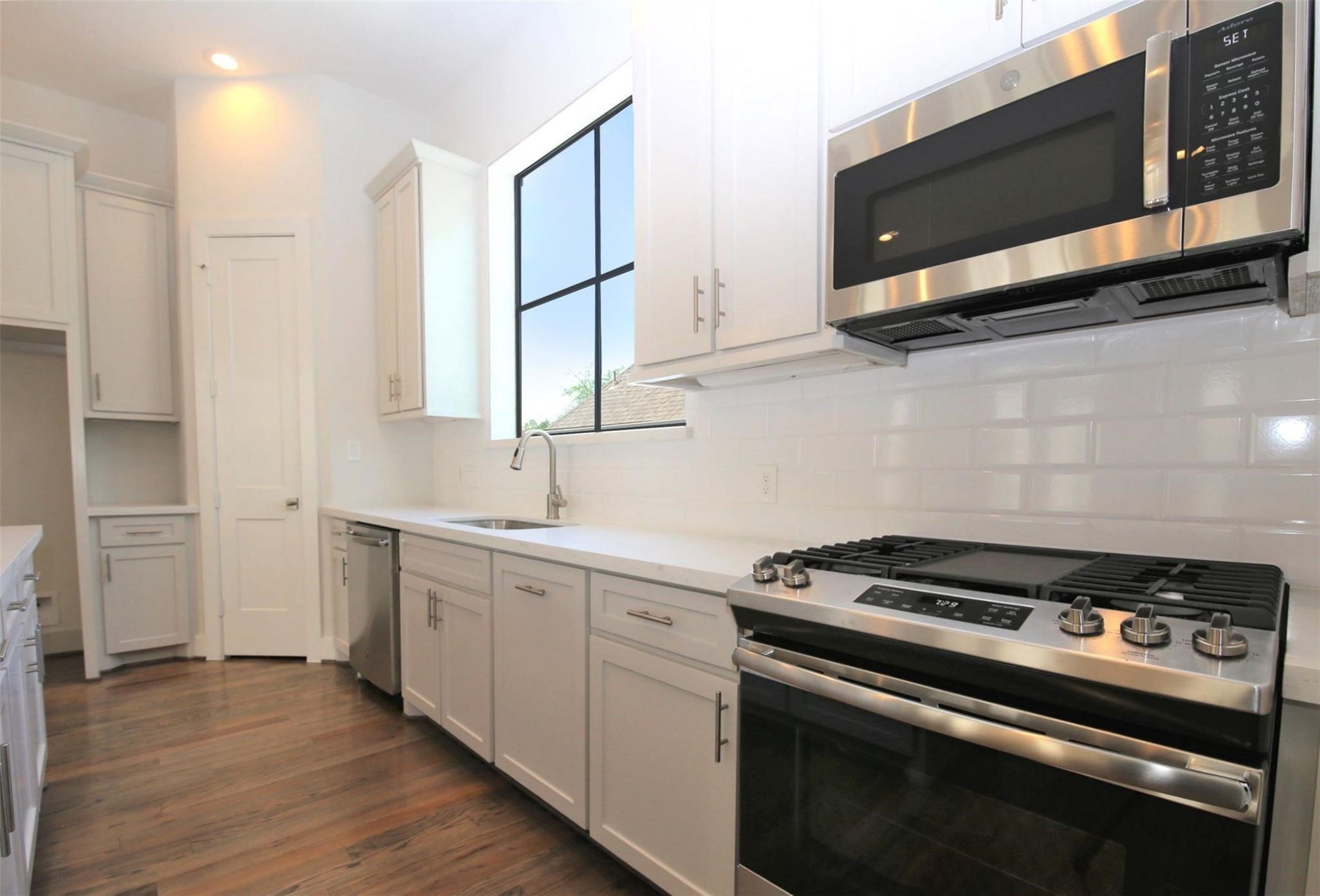 816 West 22nd Street Houston, TX 77008 - Photo 5 of 19