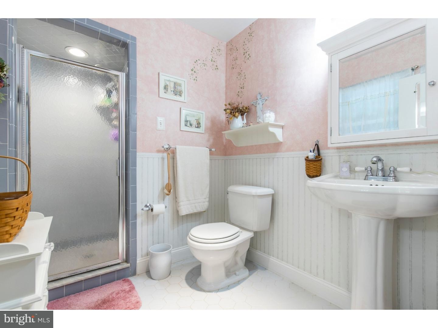 252 Glendale Road Havertown, PA 19083 - Photo 13 of 25 Bathroom