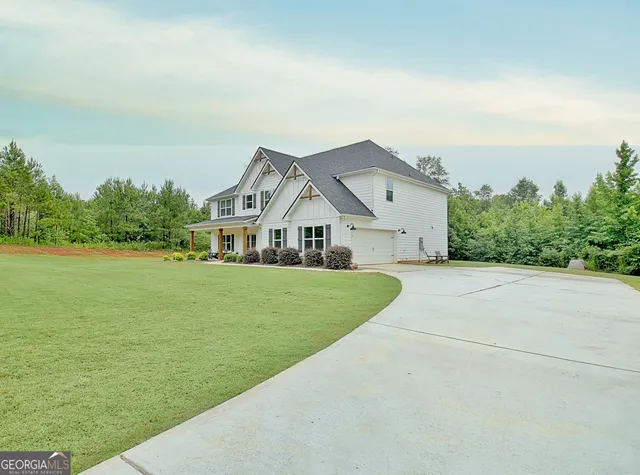 a view of house with garden