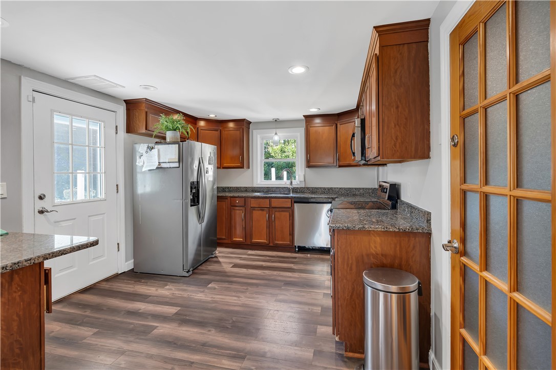 321 Hoxsie Avenue Warwick, RI 02889 - Photo 2 of 17