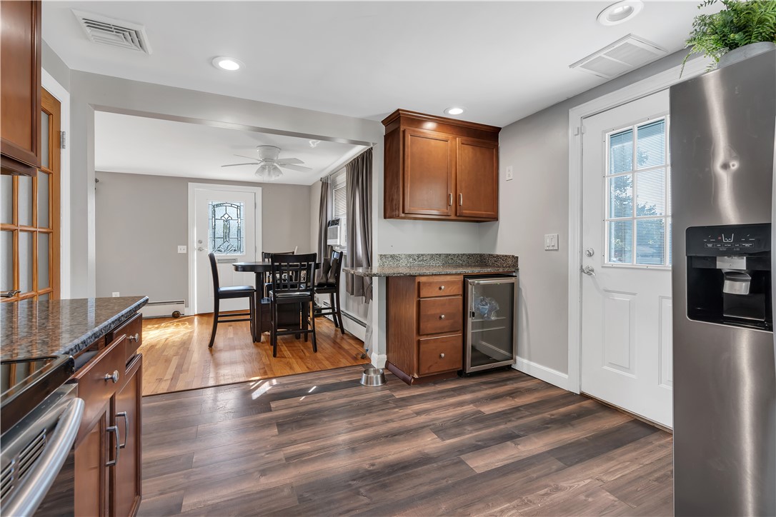 321 Hoxsie Avenue Warwick, RI 02889 - Photo 3 of 17