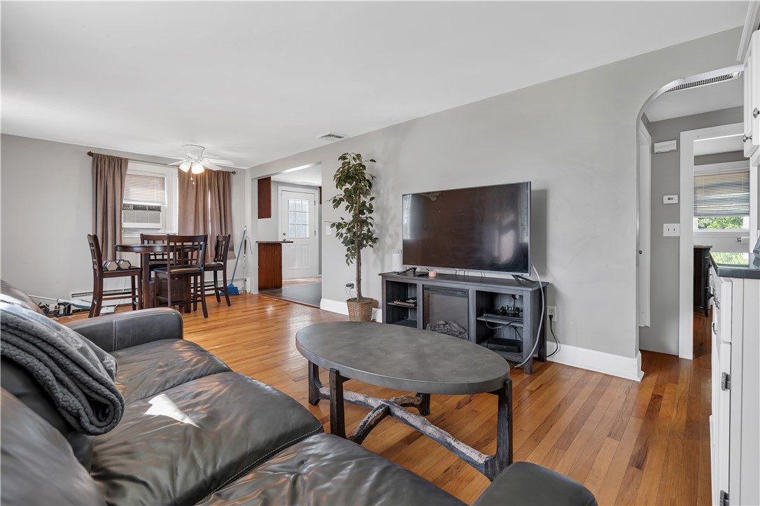 321 Hoxsie Avenue Warwick, RI 02889 - Photo 4 of 17