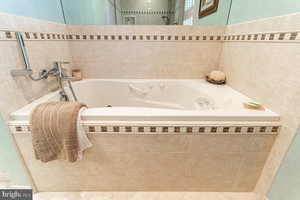 11905 Viewcrest Terrace Silver Spring, MD 20902 - Photo 29 of 68 Hall Bath jacuzzi tub.