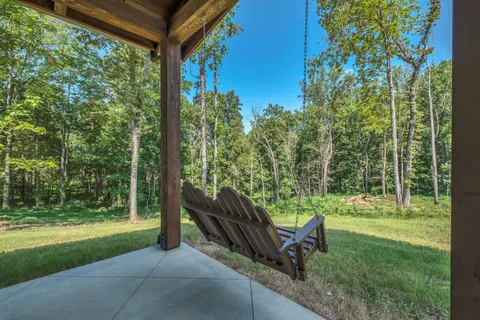 a view of a back yard