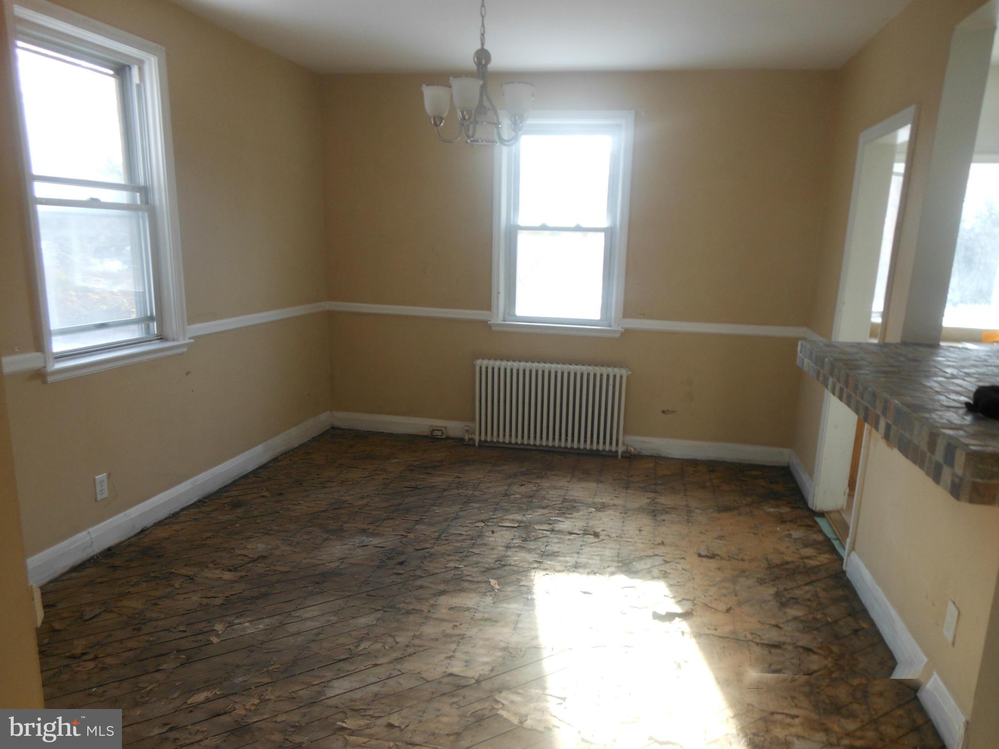 516 Charing Cross Road Baltimore, MD 21229 - Photo 5 of 9 a room with window