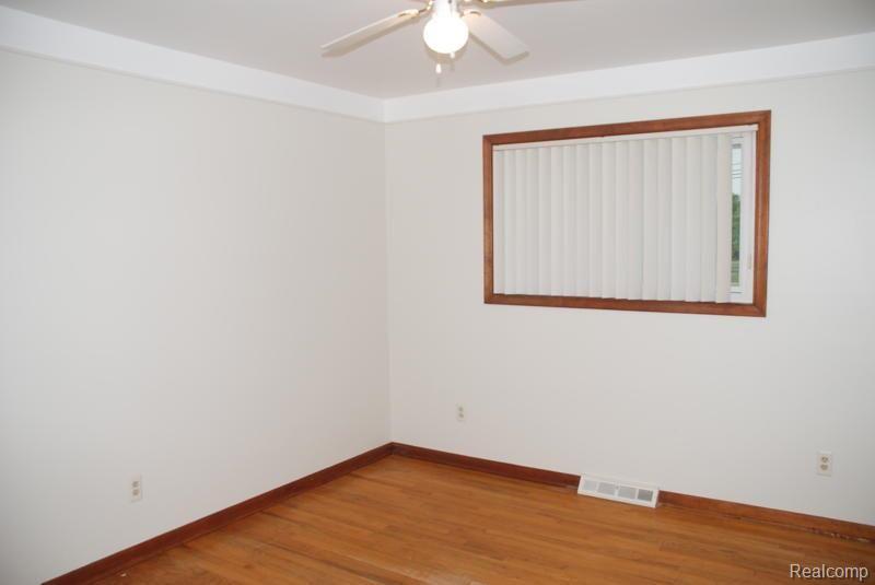 24489 Middlebelt Road New Boston, MI 48164 - Photo 8 of 13 24489 Middlebelt bedroom