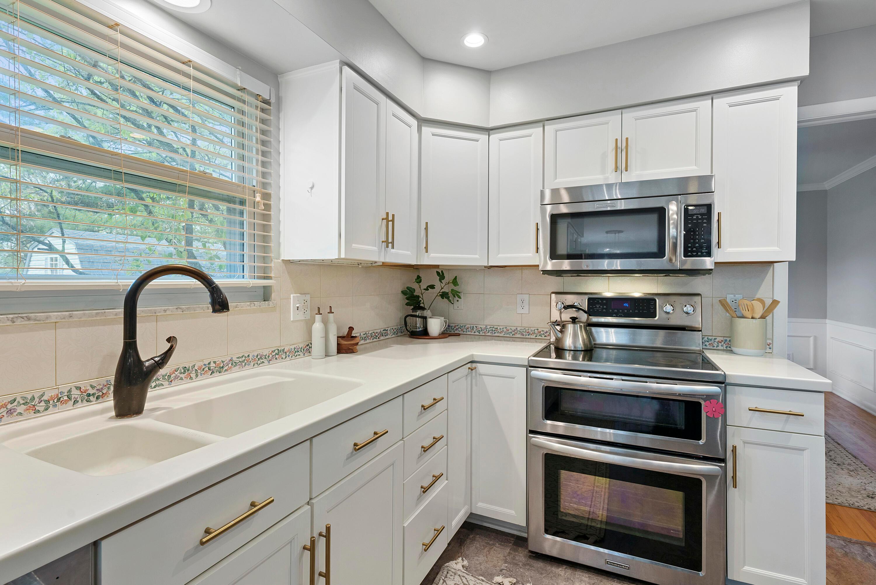 1650 Oak Hill Road Columbus, OH 43220 - Photo 16 of 67 Kitchen