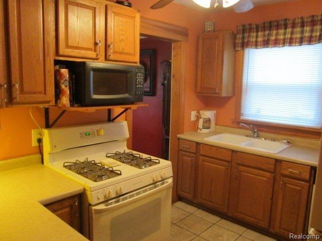 17244 Stephens Road Eastpointe, MI 48021 - Photo 7 of 20 9-8-11 111